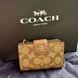 ✨SOLD✨ COACH - Signature Canvas Medium Wallet